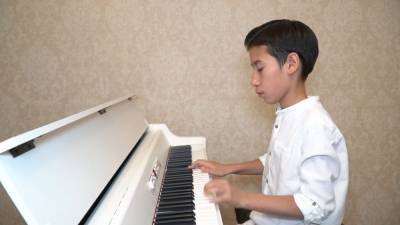 Юный пианист посвятил сонату врачам, борющимся с COVID-19. - riafan.ru - Казахстан