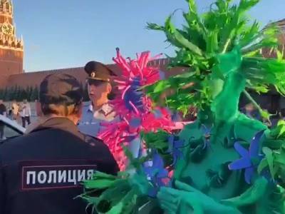 Борьба с пандемией продолжается: на Красной площади полиция задержала двух молодых людей в костюмах коронавируса - bloknot.ru - Москва - Китай
