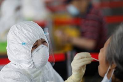 В китайском городе протестируют 6 миллионов человек из-за вспышки коронавируса - lenta.ru - Китай - Далянь