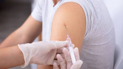 Стало известно, сколько россиян готовы вакцинироваться от коронавируса - gazeta.ru - Россия