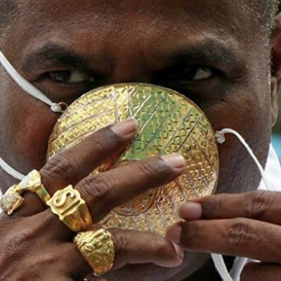 Индиец Шанкар Кураде купил золотую защитную маску от коронавируса - radiomayak.ru - Индия