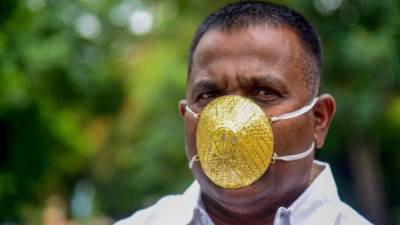Мужчина купил золотую маску за $4000, но не уверен, защищает ли она от коронавируса - germania.one - Индия