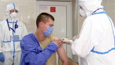 «Жизненно важные функции в норме»: врачи рассказали о состоянии добровольцев, на которых испытывают вакцину от COVID-19 - russian.rt.com - Россия
