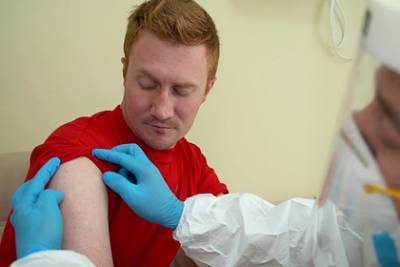 Стали известны противопоказания к применению российской вакцины от COVID-19 - lenta.ru