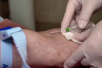 Вторую российскую вакцину от коронавируса ввели первым добровольцам - lenta.ru