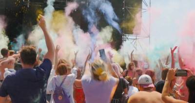 В Запорожье фестиваль красок Холи собрал полтысячи людей, – видео - inform.zp.ua - Украина - Запорожье