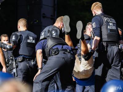 В Берлине 18 полицейских пострадали во время протеста против карантинных ограничений - gordonua.com - Германия - Берлин