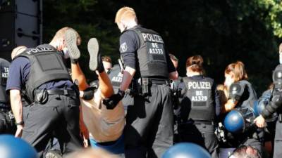 Берлин: 18 полицейских пострадали во время разгона нескольких тысяч участников демонстраций против коронавирусных ограничений - germania.one - Берлин