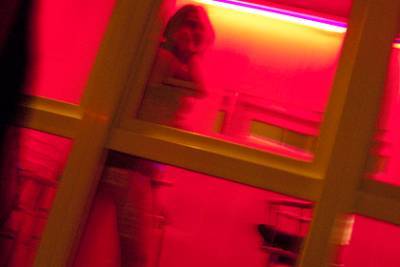 Испанцев лишат услуг проституток из-за коронавируса - lenta.ru - Испания