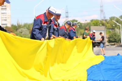Самый большой в области флаг Украины вывесили в Запорожье на Арочном мосту - inform.zp.ua - Украина - Запорожье