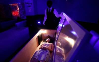 В гробу в окружении зомби: японцам предлагают снять стресс из-за COVID-19 - korrespondent.net - Япония - Токио