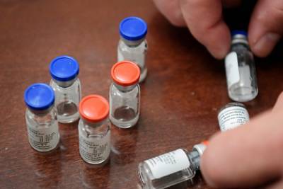 Денис Мантуров - Россия и Казахстан подписали соглашение о поставке вакцины от коронавируса - lenta.ru - Россия - Москва - Казахстан