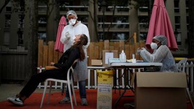 Во Франции за сутки выявлено более семи тысяч случаев коронавируса - russian.rt.com - Франция - Париж