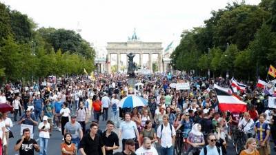 Около 18 тысяч человек вышли на митинг в Берлине против ограничений из-за COVID-19 - 5-tv.ru - Германия - Берлин