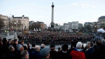 В центре Лондона собрались тысячи протестующих против ограничений по COVID-19 - gazeta.ru - Лондон