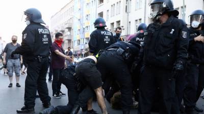 Ульрика Деммер - Власти ФРГ оценили протесты против коронавирусных ограничений - russian.rt.com - Германия - Берлин
