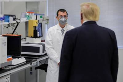 Дональд Трамп - Разработчики вакцины от коронавируса испугались давления Трампа - lenta.ru - Сша - New York