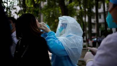 В Китае за сутки выявили 51 новый случай коронавируса - gazeta.ru - Китай - Шанхай - Пекин - Сычуань - район Синьцзян-Уйгурский