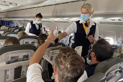 Пассажиры пренебрегли масками в самолете и массово заразились коронавирусом - lenta.ru - Англия - Греция