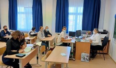 На Ямале 26 учеников школ заболели коронавирусом - znak.com - округ Янао