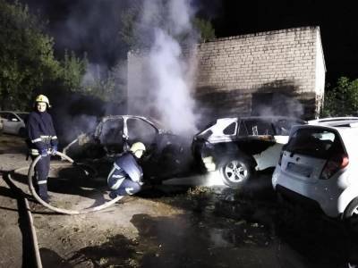 В Запорожье ночью сгорели две иномарки, – фото - inform.zp.ua - Украина - Запорожье