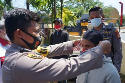 Власти привлекут преступников к борьбе с коронавирусом в Индонезии - lenta.ru - Индонезия