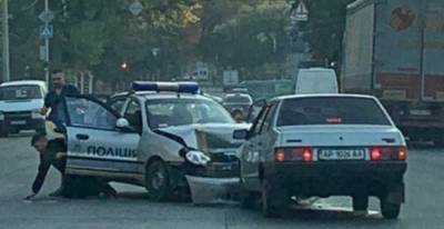 В Запорожье автомобиль охраны выехал на красный свет и попал в ДТП - inform.zp.ua - Украина - Запорожье