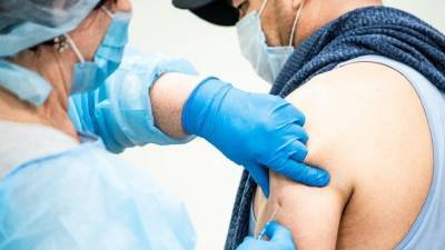 Александр Караулов - Кому противопоказана прививка от коронавируса? — ответ иммунолога - 5-tv.ru - Россия