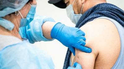 Минздрав разрешил испытания еще одной вакцины против COVID-19 - 5-tv.ru - Россия - Санкт-Петербург - Новосибирск