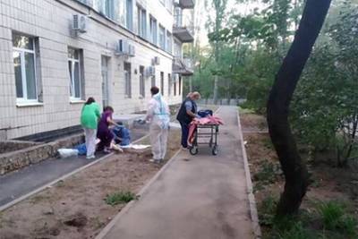 В Киеве два человека выпали из окна больницы для пациентов с коронавирусом - lenta.ru - Украина - Киев