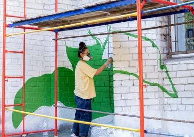 Street-art художники украшают фасад запорожской библиотеки - inform.zp.ua - Украина - Запорожье