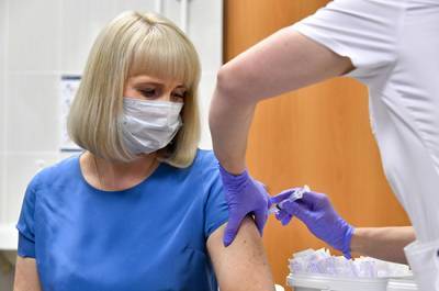 Дмитрий Глушко - Сотрудникам школ предложат добровольно сделать прививку от COVID-19 - pnp.ru - Россия