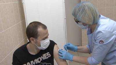 Иностранные сотрудники RT получили уколы в рамках исследования вакцины от COVID-19 — видео - russian.rt.com