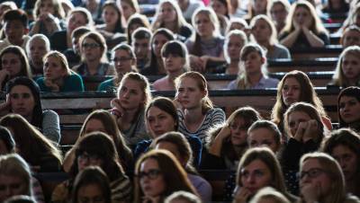 Валерий Фальков - В Минобрнауки заявили, что не будут ограничивать число студентов на парах из-за COVID-19 - gazeta.ru - Россия