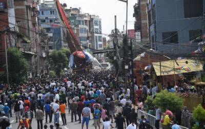 Нарушили карантин: в Непале слезоточивым газом и водометами разогнали верующих - rbc.ua - Непал