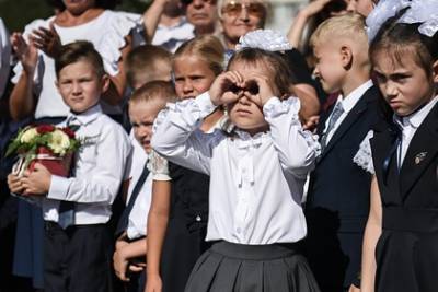 Минпросвещений Дмитрий Глушко - Минпросвещения заявило о единичных случаях коронавируса в российских школах - lenta.ru