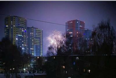Рязанцы в соцсетях делятся фотографиями новогодних фейерверков - rzn.mk.ru - Рязань