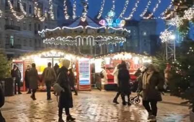 Ни дистанции, ни масок: в Сети показали новогоднюю ночь-2021 на Софийской площади в Киеве - ukrainianwall.com - Украина - Киев