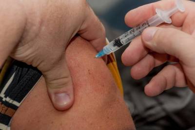 Доминик Рааб - Великобритания собрала $1 млрд для вакцинации в развивающихся странах - mk.ru - Англия
