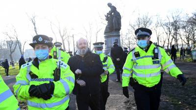 Британские covid-диссиденты продолжают нападать на полицию - vesti.ru - Лондон