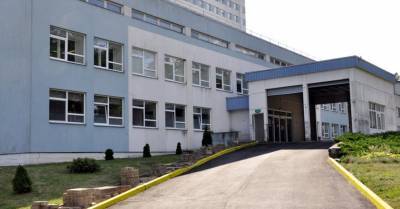 На территории Даугавпилсской больницы устанавливают модульные здания для пациентов с Covid-19 - rus.delfi.lv - Латвия