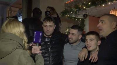 Посетители баров в Петербурге напали на журналистов «Известий» - iz.ru - Санкт-Петербург - Израиль