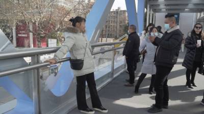 В Китае установили пешеходный мост в знак благодарности медикам. - riafan.ru - Китай - Ухань
