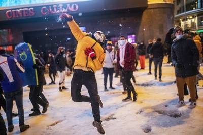 Жители Мадрида устроили массовую игру в снежки и были разогнаны полицией - lenta.ru - Мадрид - Барахас