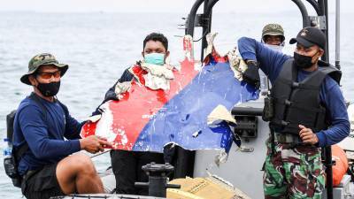 «Мы находим в море много обломков»: в Индонезии прошла операция по поднятию фрагментов упавшего Boeing - russian.rt.com - Индонезия