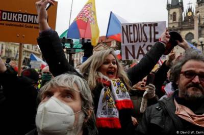 В Праге вспыхнули протесты из-за продолжения локдауна в Чехии - zik.ua - Прага - Чехия