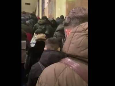 На синей ветке толпы людей – в час пик решили устроить "проверку инфраструктуры" - sobesednik.ru - Москва