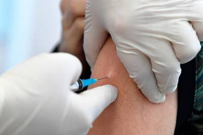 В России разрешили испытывать вакцину от коронавируса «Спутник лайт» - lenta.ru - Россия