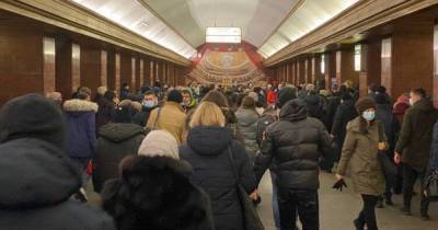 Полные вагоны, но все в масках: СМИ узнали, как работает в Киеве метро во время локдауна - focus.ua - Украина - Киев