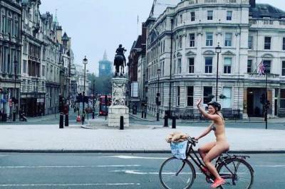 Голая велосипедистка устроила благотворительный пробег - newsone.ua - Украина - Лондон